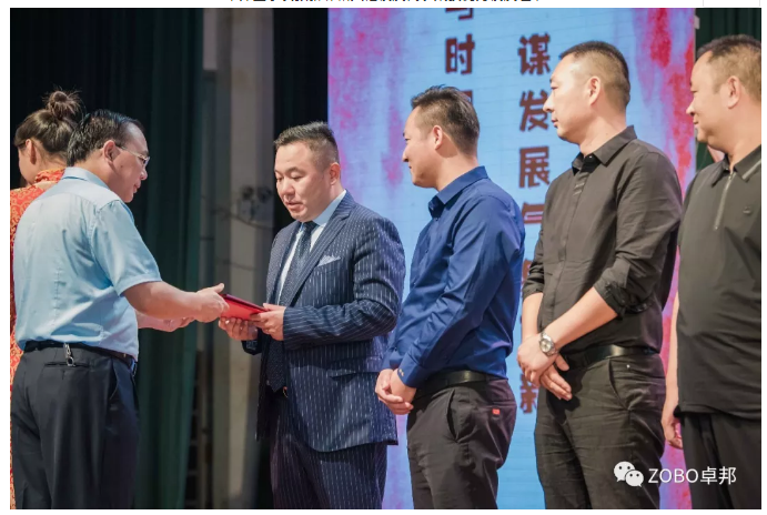 香蕉视频在线播放董事长张新峰应邀出席漯河职业技术学院办学20周年校庆大会