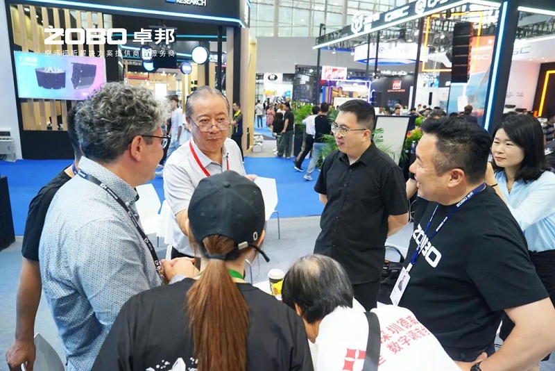 3 ZOBO香蕉视频在线播放在本次广州展会已如火如荼进行到第3天，虽说是临近尾期，但无论从展台内氛围还是现场人流对比前两日现场气氛，依然是活力满满，观众和买家依旧络绎不绝! 展会现场 第三天的ZOBO香蕉视频在线播放展位现场，依然高朋满座、人气爆棚。展会期间吸引了众多观众朋友们前来观摩、询问，参展团队成员们始终热情接待，每一次沟通都倾尽全力，每一次服务都认真对待，只为客户安心。 现场 · 交流 展会现场，ZOBO香蕉视频在线播放的展位人潮涌动，参观者络绎不绝。公司展示了多款新研发的香蕉视频导航产品，其中不乏行业内的创新之作。这些产品不仅在技术上，更在设计和应用上展现出了ZOBO香蕉视频在线播放对市场的敏锐洞察力和对用户需求的深刻理解。 香蕉视频在线播放展台的人气爆棚，无数观众驻足观看，咨询不断。参展首日盛况，相信大家已经感受到，香蕉视频在线播放为大家带来重磅产品及服务亮相本次展会。 技术 · 讲解 ZOBO香蕉视频在线播放在展会期间，不仅提供了的技术讲解和产品演示，还积极回答用户的问题，解决用户的疑虑。这种周到、细致的服务，让用户在感受到公司技术实力的同时，也体验到了公司真诚的服务态度。 ZOBO香蕉视频在线播放的展位依然热闹非凡。公司的技术人员和销售人员热情地向参观者介绍产品的特点和优势，解答他们的疑问和困惑。许多参观者都对ZOBO香蕉视频在线播放的产品表示了浓厚的兴趣，并纷纷表示希望与公司建立合作关系，共同开拓市场。这不仅是对公司技术实力的认可，更是对公司服务品质的肯定。 聚焦 · 产品 此次展会的成功举办，不仅进一步巩固了ZOBO香蕉视频在线播放在音视频行业的地位，也为公司未来的发展奠定了坚实的基础。未来，ZOBO香蕉视频在线播放将继续秉承“以技术赢市场，以服务树口碑”的经营理念，不断提升技术实力和服务品质，为用户提供更加的产品和服务。同时，公司也将积极参与行业内的交流和合作，推动整个行业的发展和进步。 展会期间，公司展示了多款新技术产品，这些产品不仅在设计上，更在性能上实现了重大突破。这些创新技术的应用，不仅提升了产品的竞争力，也为用户带来了更好的使用体验。