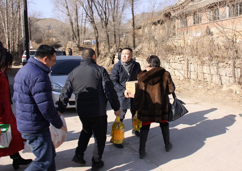6爱照涞源，ZOBO香蕉视频在线播放党支部寒冬送暖扶贫活动
